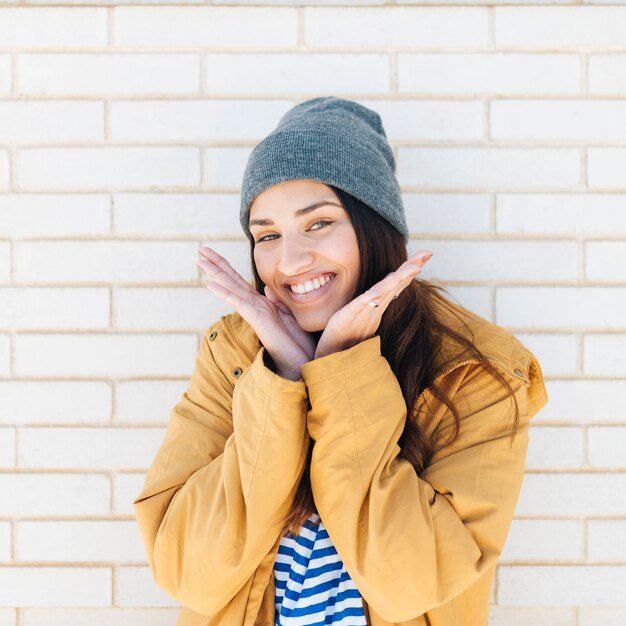 Retrato de una bella mujer sonriente