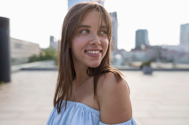 Retrato de una bella mujer sonriente