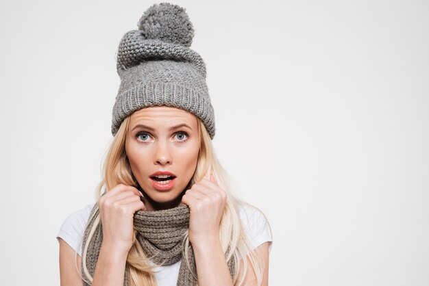 Retrato de una bella mujer sorprendida con sombrero de invierno