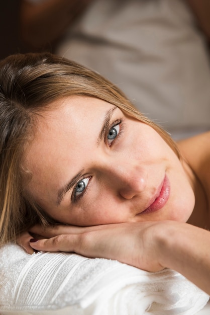 Retrato de una bella mujer en spa