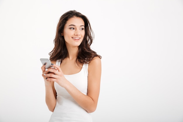 Retrato de una bella mujer vestida con una camiseta sin mangas