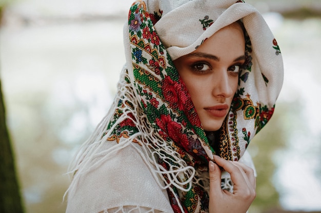 Retrato de una bella mujer con un vestido bordado ucraniano