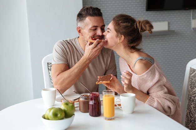 Foto gratuita retrato de una bella pareja amorosa