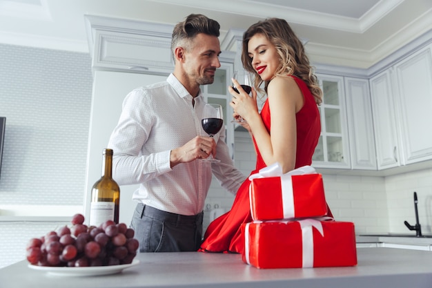 Retrato de una bella pareja romántica elegante vestido