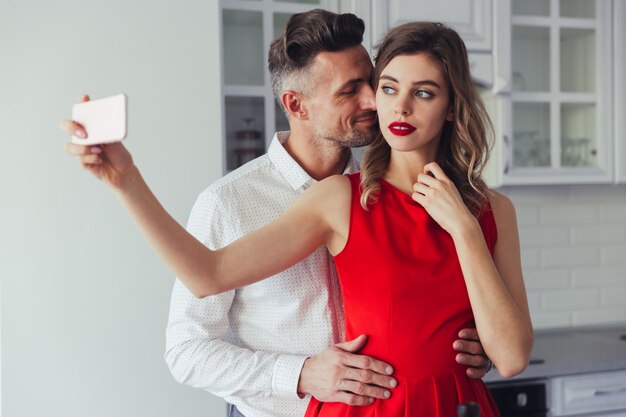 Retrato de una bella pareja vestida elegante y amorosa