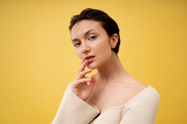 Foto gratuita retrato de belleza de adulto joven