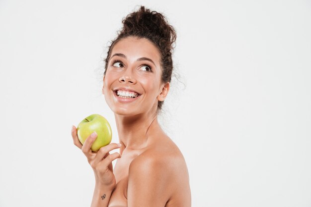 Retrato de belleza de una alegre mujer sonriente con piel suave