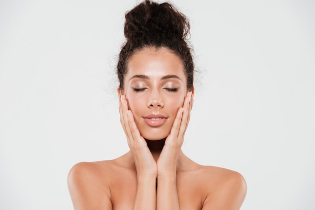 Retrato de belleza de una bella mujer sonriente con piel sana