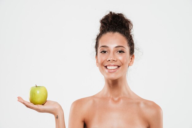 Retrato de belleza de una bella mujer sonriente con piel suave