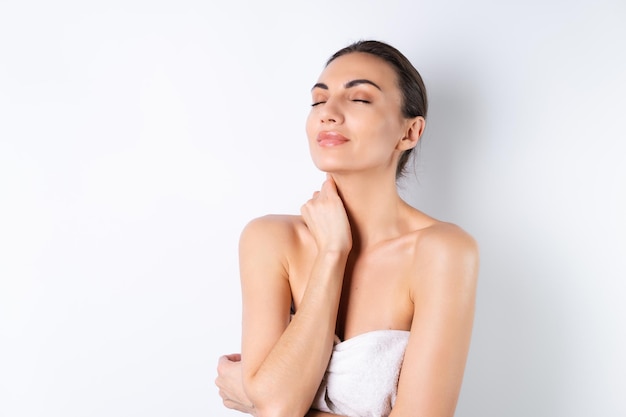 Retrato de belleza cercano de una mujer en topless con piel perfecta y labios desnudos regordetes de maquillaje natural sobre un fondo blancox9