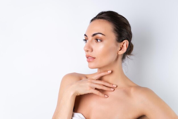 Retrato de belleza cercano de una mujer en topless con piel perfecta y labios desnudos regordetes de maquillaje natural sobre un fondo blancox9