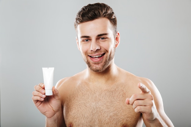 Retrato de belleza de un hombre medio desnudo sonriente