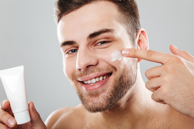 Retrato de belleza de un hombre medio desnudo sonriente