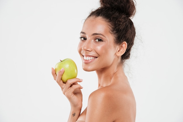 Retrato de belleza de una joven sonriente con piel suave