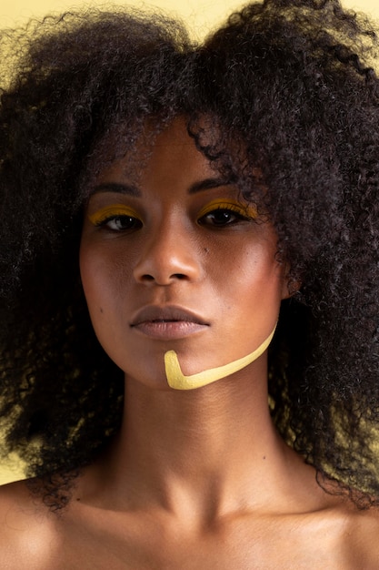 Retrato de belleza de mujer afro con maquillaje étnico