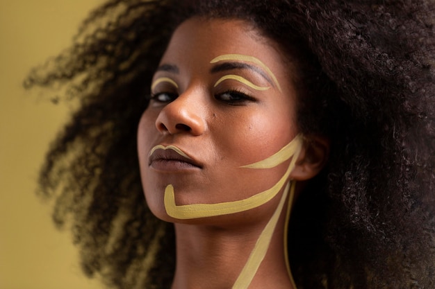 Retrato de belleza de mujer afro con maquillaje étnico