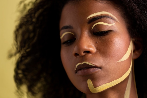 Retrato de belleza de mujer afro con maquillaje étnico