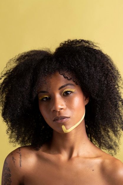 Retrato de belleza de mujer afro con maquillaje étnico