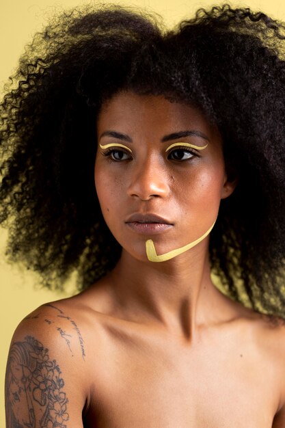 Retrato de belleza de mujer afro con maquillaje étnico