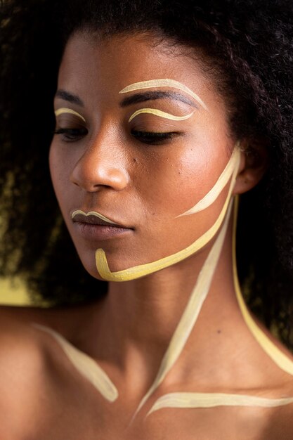 Retrato de belleza de mujer afro con maquillaje étnico