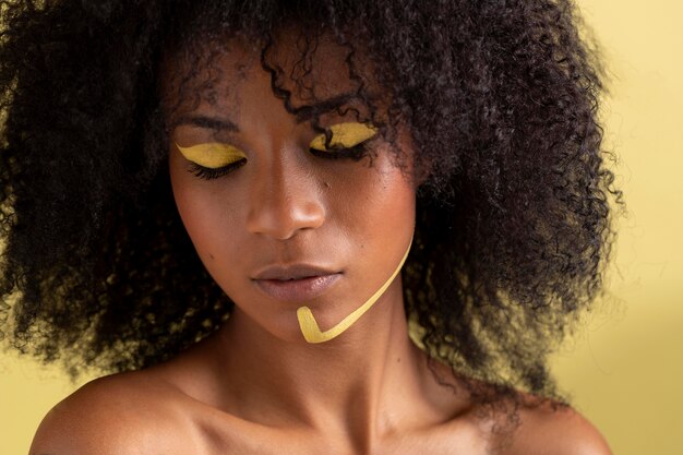 Retrato de belleza de mujer afro con maquillaje étnico