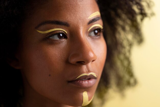 Retrato de belleza de mujer afro con maquillaje étnico