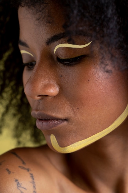 Retrato de belleza de mujer afro con maquillaje étnico