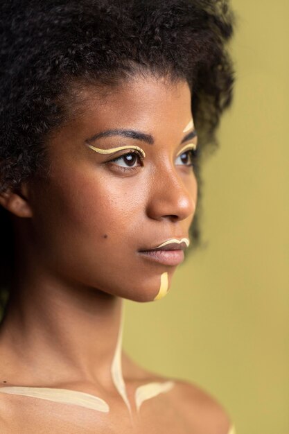 Retrato de belleza de mujer afro con maquillaje étnico