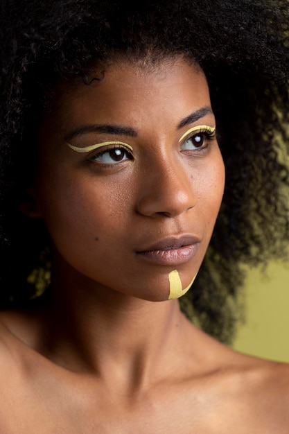 Retrato de belleza de mujer afro con maquillaje étnico