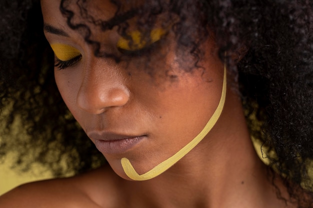 Foto gratuita retrato de belleza de mujer afro con maquillaje étnico