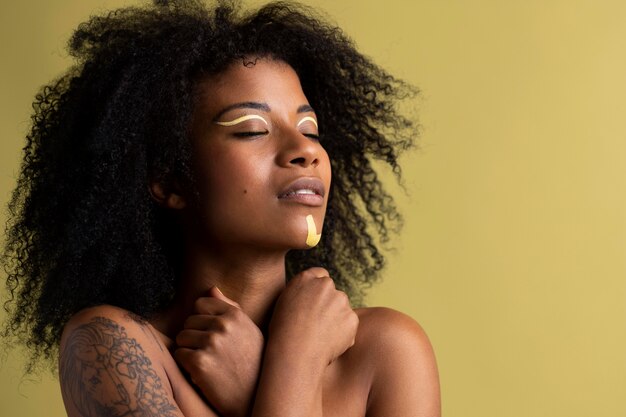 Retrato de belleza de mujer afro con maquillaje étnico