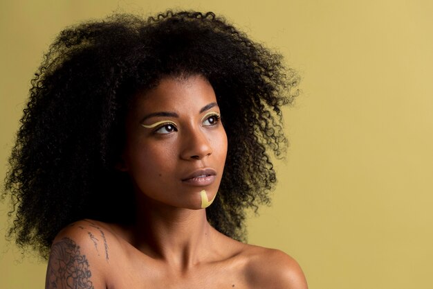 Retrato de belleza de mujer afro con maquillaje étnico