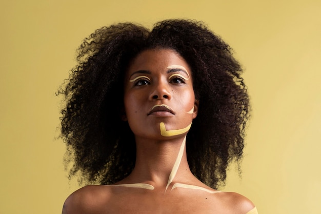 Foto gratuita retrato de belleza de mujer afro con maquillaje étnico