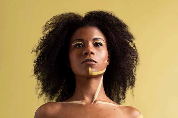 Retrato de belleza de mujer afro con maquillaje étnico