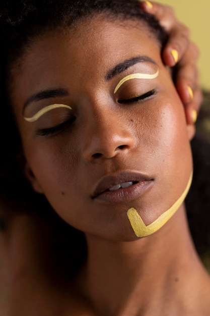 Retrato de belleza de mujer afro con maquillaje étnico