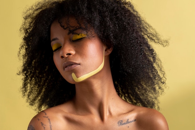 Foto gratuita retrato de belleza de mujer afro con maquillaje étnico