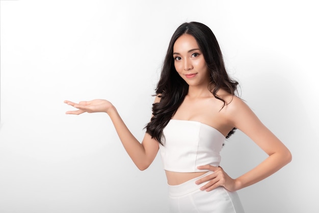 Retrato de belleza mujer asiática chica atractiva en moda posando con cara sonriente con vestido blanco sobre fondo blanco para medios cosméticos o saludables