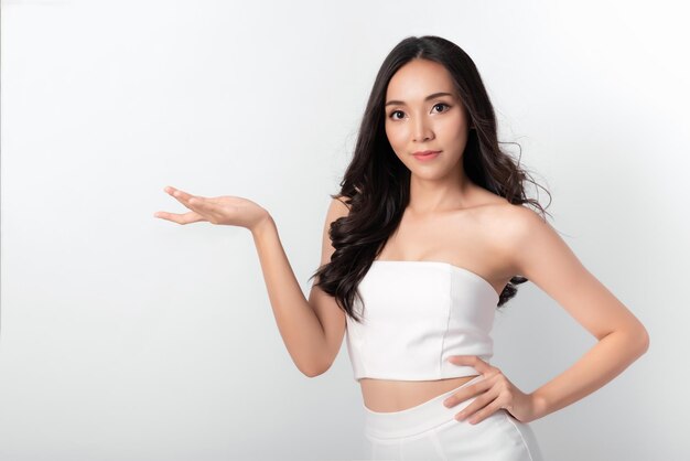 Retrato de belleza mujer asiática chica atractiva en moda posando con cara sonriente con vestido blanco sobre fondo blanco para medios cosméticos o saludables