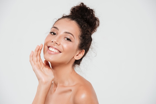 Retrato de la belleza de una mujer bonita sonriente