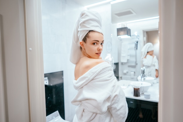 Retrato de belleza de mujer bonita vistiendo una toalla de baño blanca