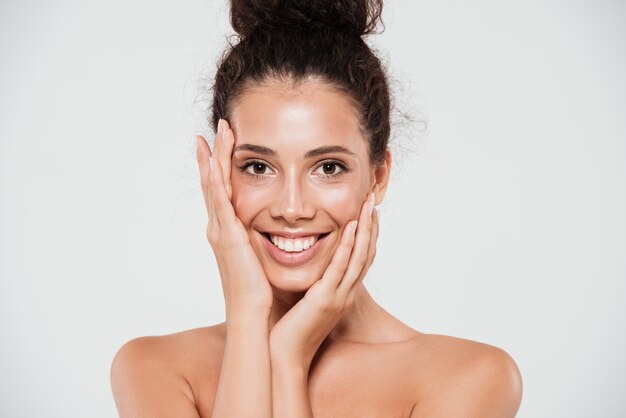 Retrato de la belleza de una mujer feliz sonriente