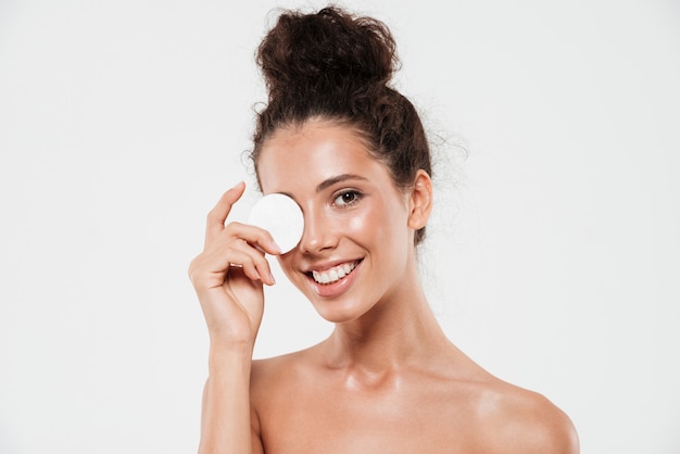 Retrato de la belleza de una mujer joven feliz