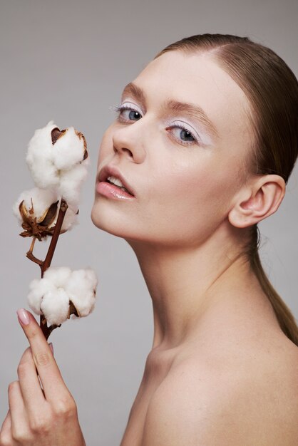 Retrato de belleza de mujer joven con planta