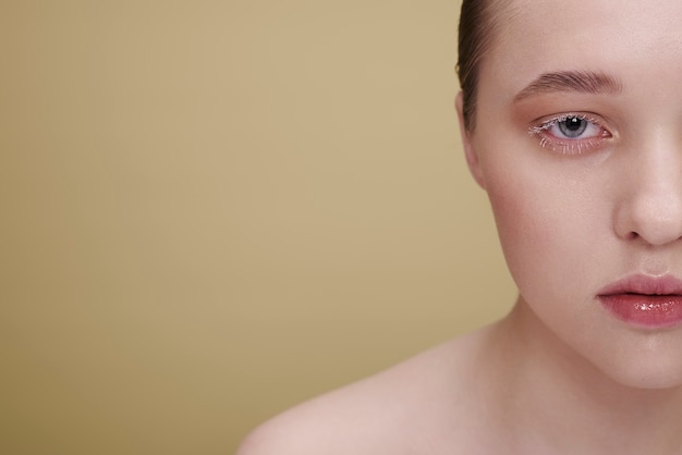 Foto gratuita retrato de belleza de mujer joven