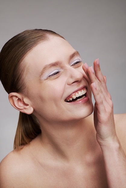 Foto gratuita retrato de belleza de mujer joven