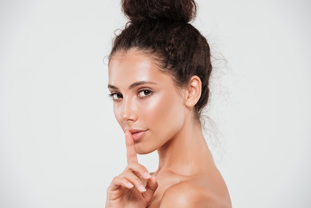 Retrato de la belleza de una mujer muy sonriente