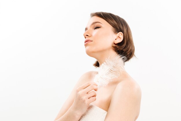 Retrato de belleza de una mujer sensual con el pelo corto y moreno