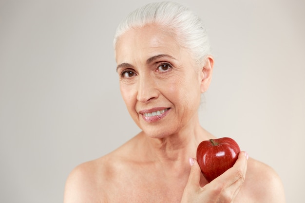 Retrato de la belleza de una sonriente anciana medio desnuda