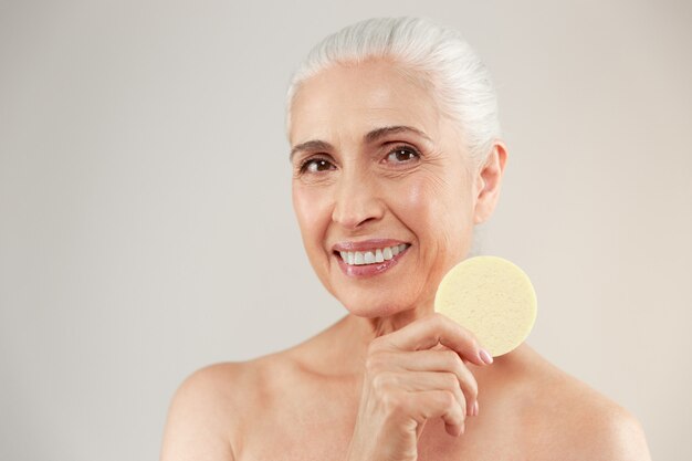 Retrato de la belleza de una sonriente anciana medio desnuda