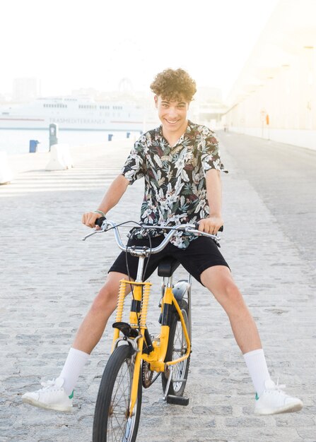 Retrato de una bicicleta de montar a caballo joven sonriente